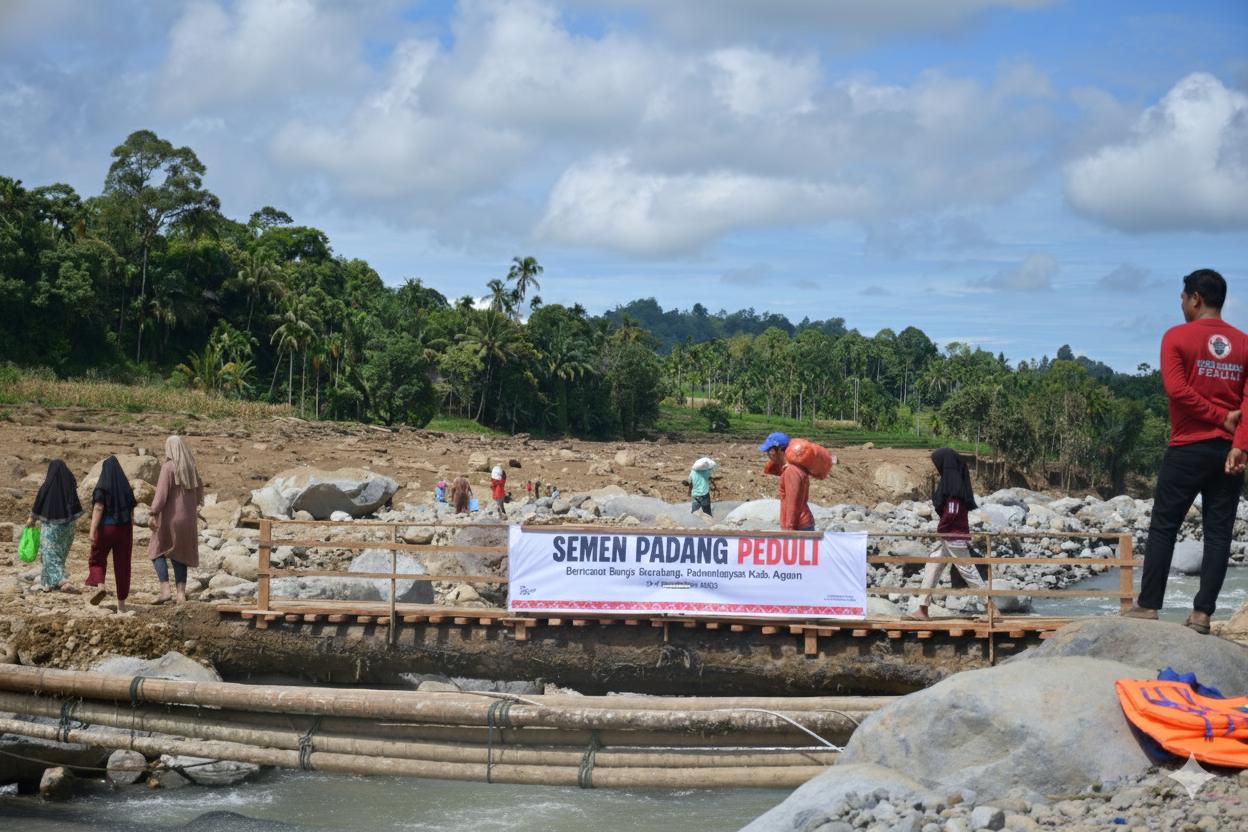 Jembatan Darurat Semen Padang Peduli di Salareh Aia 